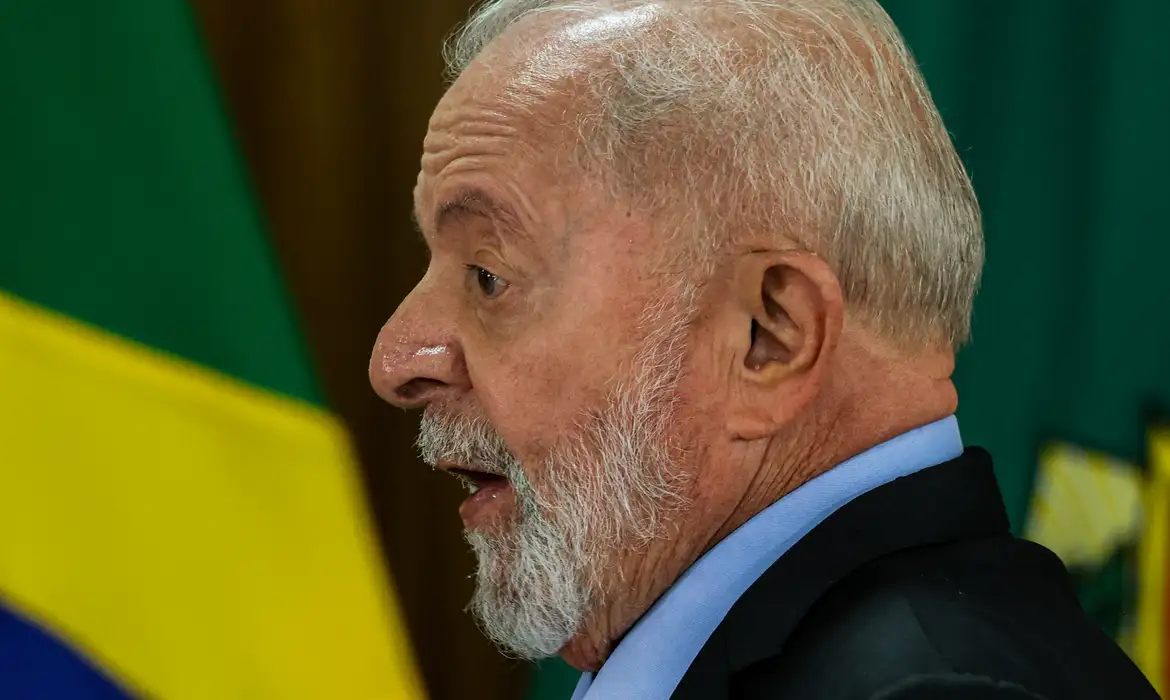 Lula faz homenagem a cachorro que morreu em voo e cobra fiscalização - EBC