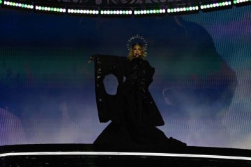 Madonna se apresenta no palco durante um show gratuito na praia de Copacabana -  (crédito: Pablo PORCIUNCULA / AFP)
